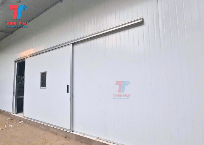 bao-gia-cua-1-canh-panel-va-yeu-to-anh-huong