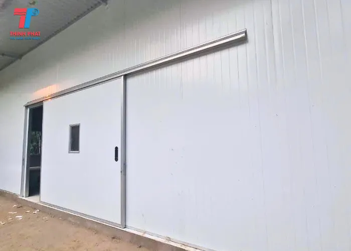 Nên Chọn Cửa Lùa Panel Khung Nhôm Hay Cửa Mở Bản Lề?