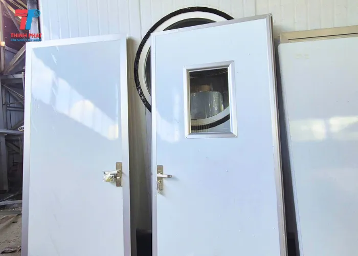Cửa panel cách nhiệt 1 cánh màu trắng cho phòng sạch, kho xưởng.