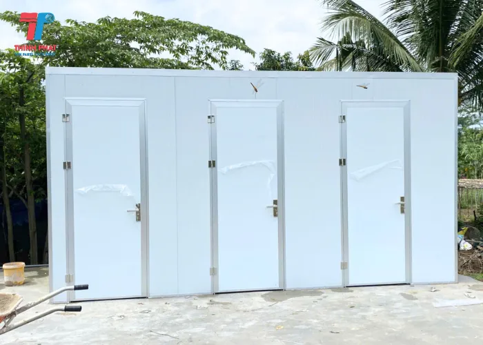 Dãy cửa panel cách nhiệt một cánh màu trắng phẳng