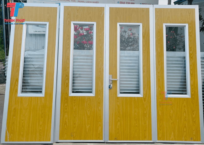 cua-panel-co-o-kinh-3