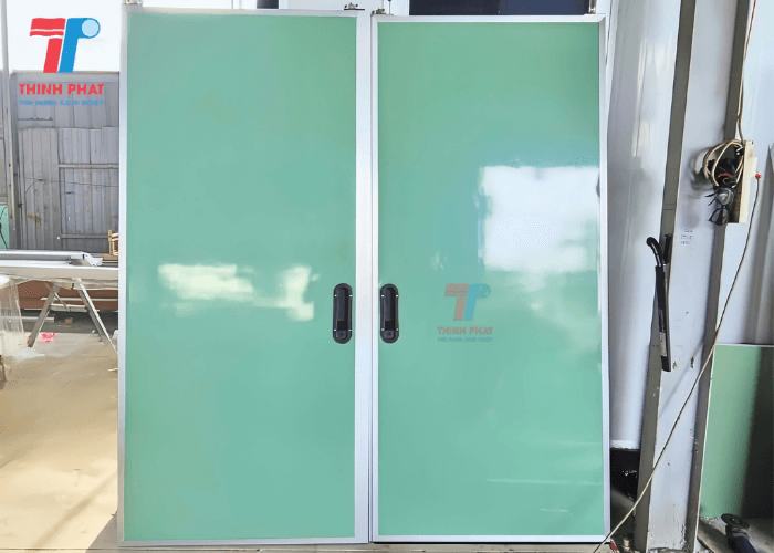 cua-panel-khong-co-o-kinh-2