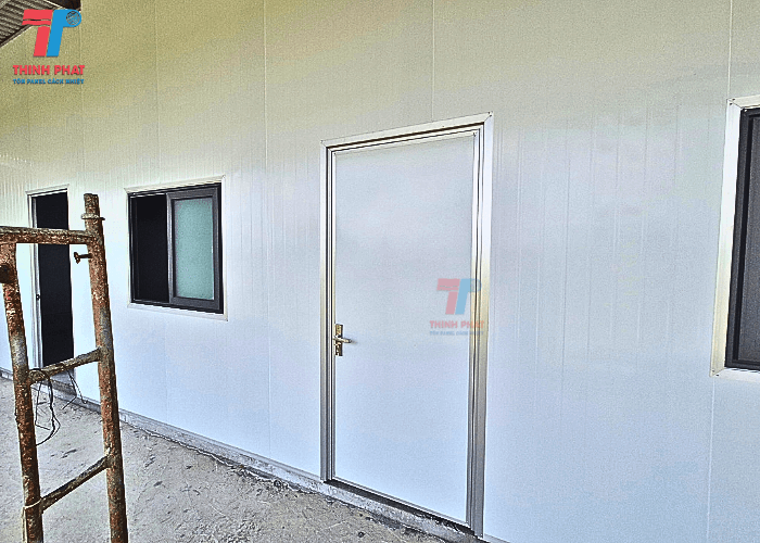 cua-panel-khong-co-o-kinh-3