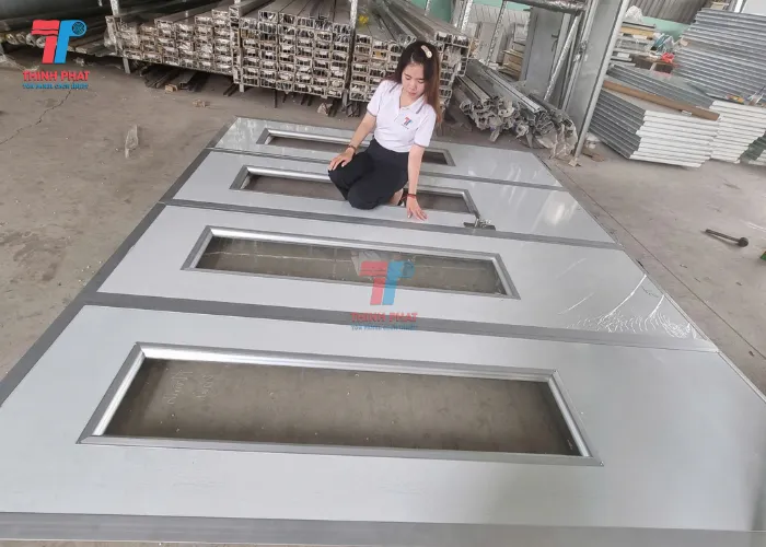 cửa panel nhà xưởng có ô kính