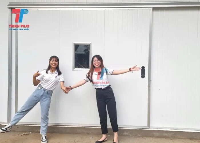 cửa panel nhà xưởng lõi eps