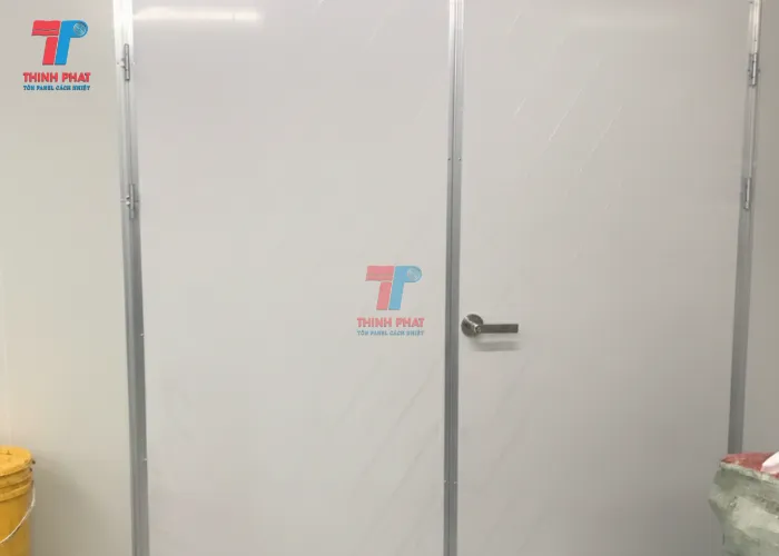 cửa panel nhà xưởng màu trắng