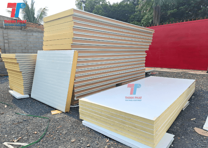 gia-vach-ngan-panel-pu-11