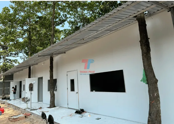 nhà lắp ghép miền tây panel phẳng màu trắng