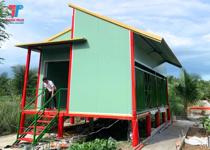 Mẫu nhà tiền chế Cần Thơ giá rẻ sử dụng panel cách nhiệt.