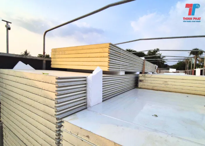 Tấm panel cách âm pu có khả năng cách âm tốt đi kèm là khả năng cách nhiệt và giữ nhiệt lạnh