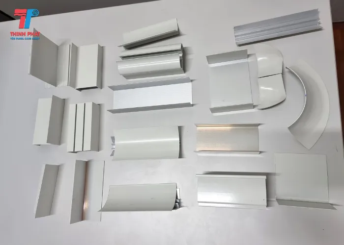 Các loại phụ kiện tấm panel bằng nhôm định hình dùng trong thi công và lắp đặt.