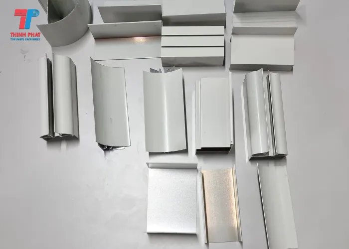 các loại thanh nẹp và phụ kiện tấm panel bằng nhôm định hình dùng trong thi công.