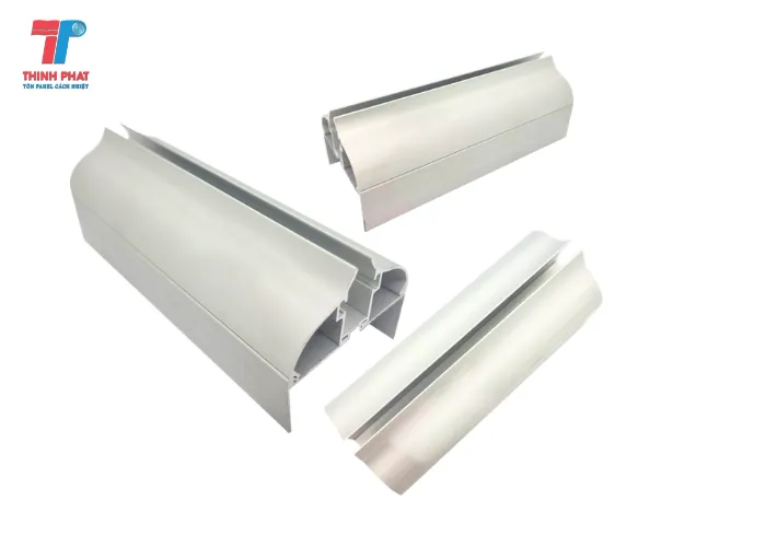 Các thanh nhôm làm phụ kiện tấm panel ứng dụng cho các công trình cách nhiệt.