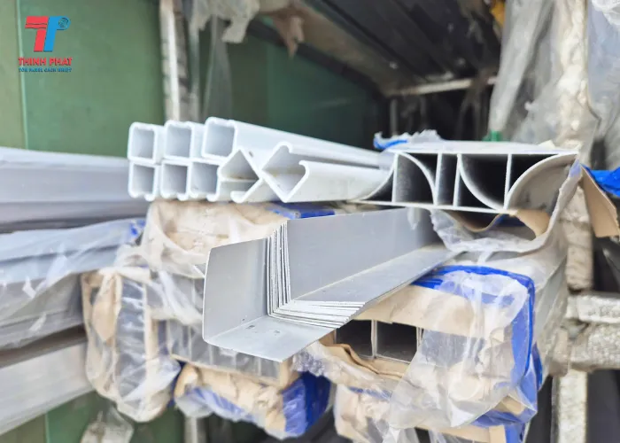 Quy trình lắp đặt và kiểm tra bảo trì định kỳ hệ thống phụ kiện tấm panel để đảm bảo độ bền công trình.