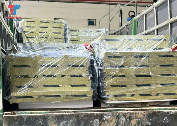 Panel mái Rockwool chống cháy Phù Hợp Khi Thi Công Lợp Mái Tôn Nhà Xưởng