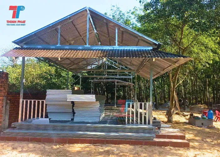 thi công panel vách ngoài nhà khung thép