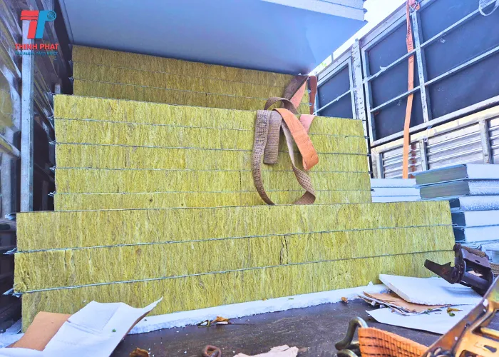 Panel rockwool chống cháy được dùng khi thi công vách panel cho nhà xưởng
