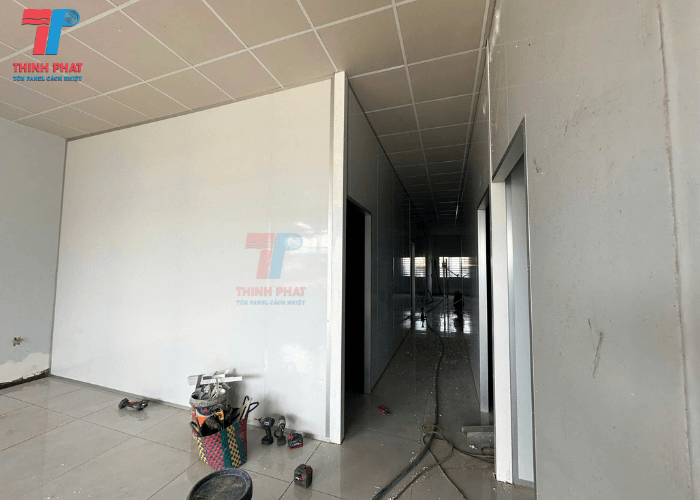 thi-cong-vach-panel-xop-4