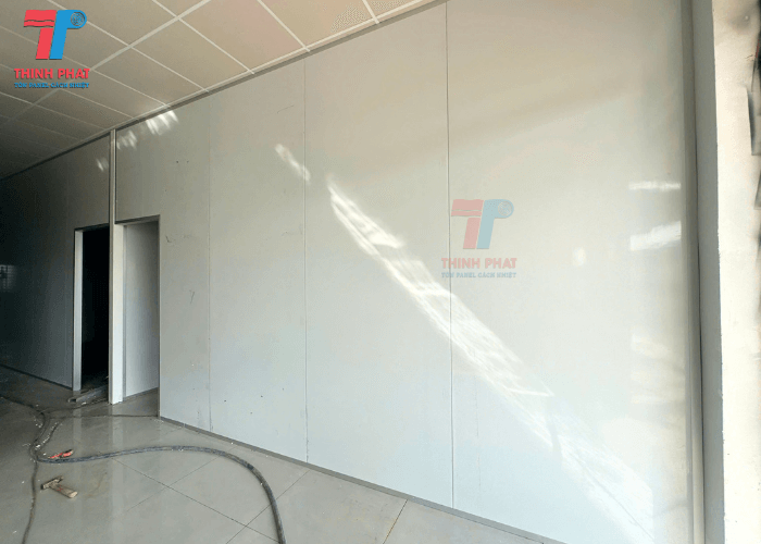 thi-cong-vach-panel-xop-5