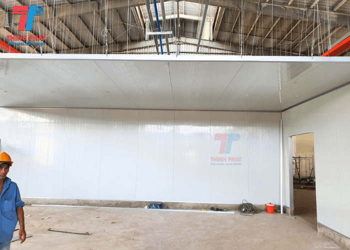 tran-panel-cach-nhiet-2