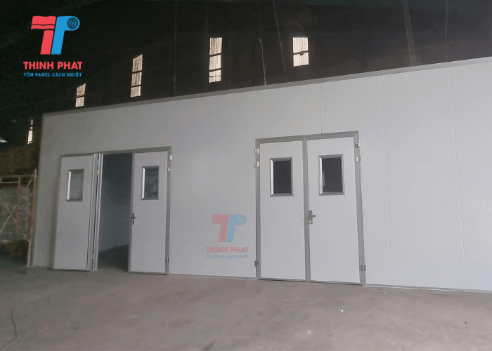 ung-dung-thuc-te-cua-cua-2-canh-panel