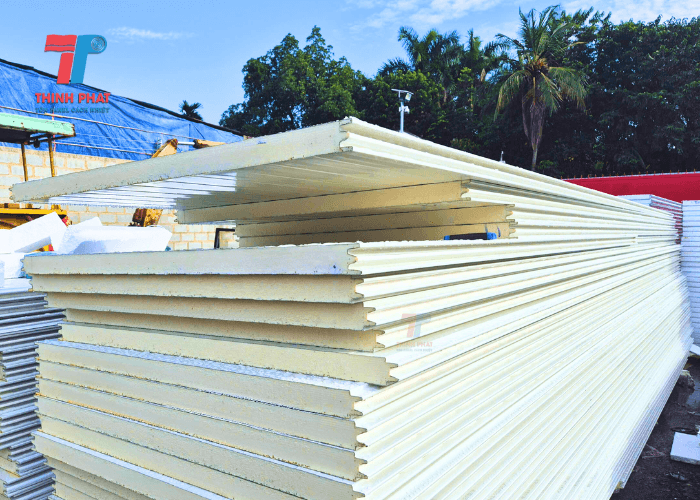 ung-dung-thuc-te-cua-tam-panel-pu-cach-nhiet