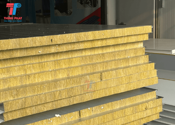 ung-dung-thuc-te-cua-tam-panel-rockwool