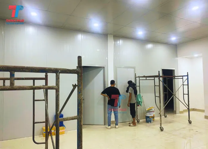 vách ngăn panel chống cháy thi công thực tế