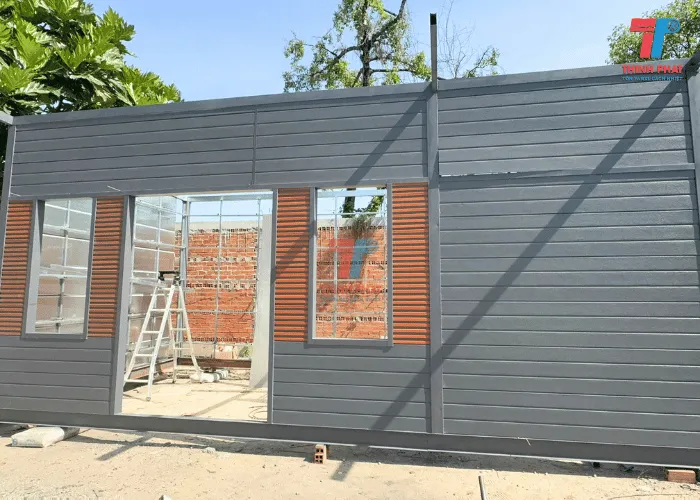 vách panel màu xám nhà lắp ghép miền tây