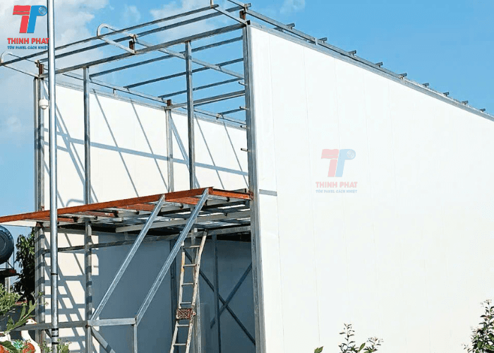 panel-PU-lam-nha-tien-che